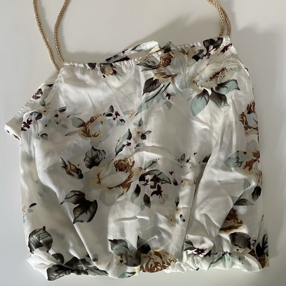 Cute flower romper with gold sleeves - Picture 2 of 2